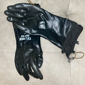 Shows TEMRES cold weather gloves - unisex